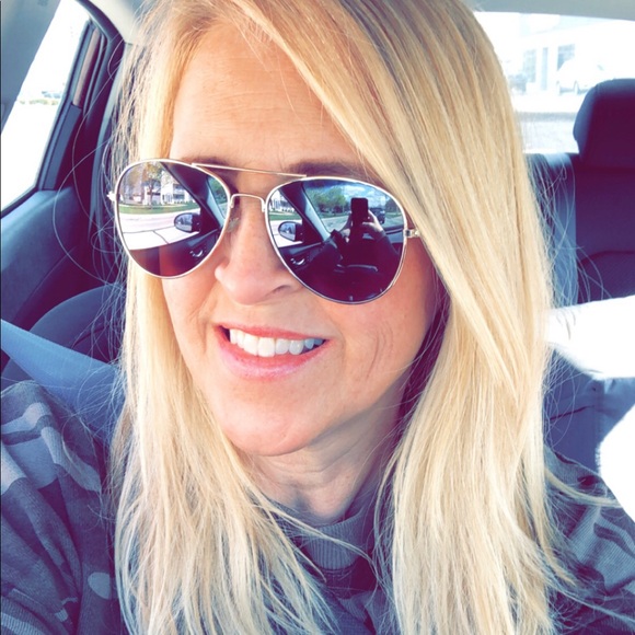 Meet your Posher...June!  Leave a note and say hi! - Picture 7 of 12